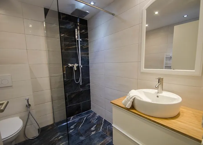 The Good View By In One * Τσελ αμ Ζέε